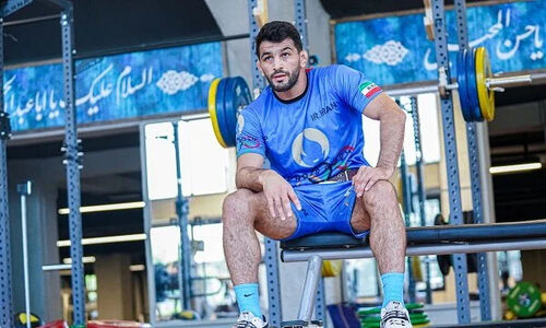 حرکتی عجیب و احساسی حسن یزدانی؛ اهدای لباس‌های ورزشی به هواداران پس از شکست حریف قدرتمند!