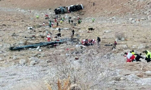 راننده اتوبوس واژگون شده تهران-یاسوج پس از ساعت‌ها گم‌شدن زنده پیدا شد!