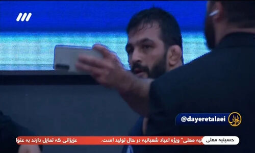 لحظه‌ای هیجان‌انگیز در فینال لیگ برتر کشتی؛ موبایل به سمت حسن یزدانی پرتاب شد!
