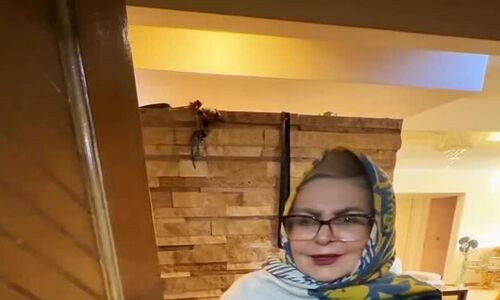 نگاهی به چیدمان منزل مجلل پوراندخت مهیمن بازیگر آذربایجانی کشورمان مزین به کادو روز مادر/ مبلمان سلطنتی، لوستر کریستالی اعیان، دیوار نما سنگی ، کفپوش طرح ورساچه و…