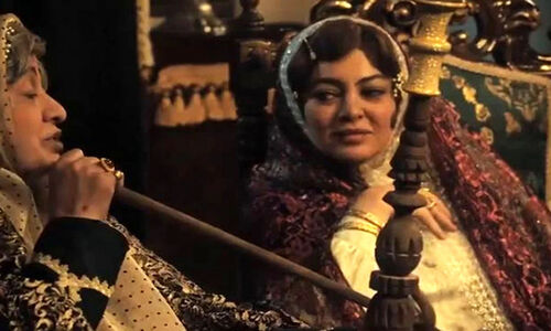 رزیتا غفاری با ژستی متفاوت و لباس قاجاری در اینستا همه را شگفت‌زده کرد!
