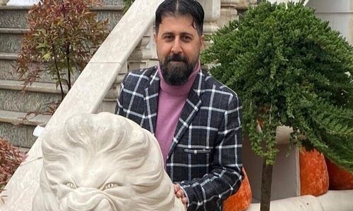نگاهی به چیدمان منزل شاهانه و مجلل هومن حاجی عبداللهی «رحمتِ پایتخت» و همسر هنرمندش/ از مبلمان سلطنتی و مدرن و کتابخانه تا تابلوهای هنری و لوستر لوکس