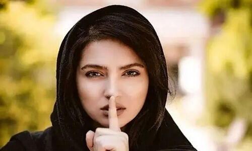جشن تولد سورپرایزی مونا کرمی در پشت صحنه با بوسه عاشقانه سپند امیرسلیمانی و حضور ستاره‌ها!