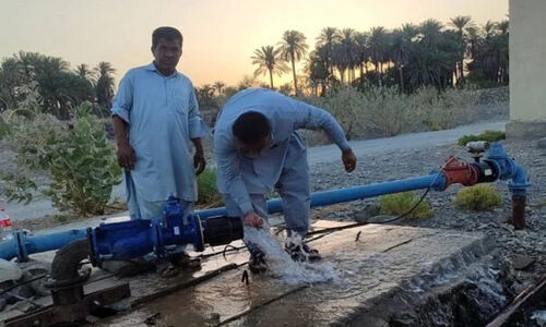 عملیات حیاتی آبرسانی به ۲۰۰۰ روستای زاهدان کلید خورد؛ روستاییان نفس تازه می‌کشند!