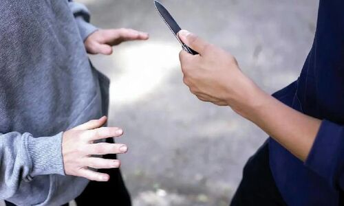 ویدیویی هولناک از خفت‌گیری جوان تهرانی در محله باغ فیض