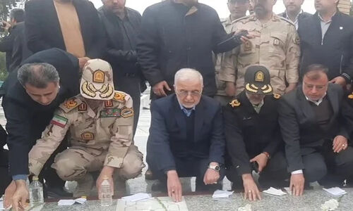 وزیر کشور در گرگان با حرکتی تاثیرگذار به شهدای عزیز ادای احترام کرد