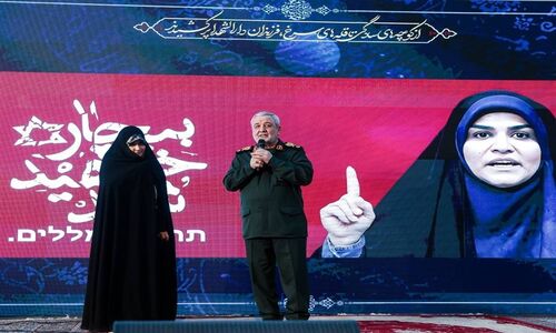 تقدیر از سحر امامی مجریی شیرزن صدا و سیما در مراسم چهلم شهید حاجی‌زاده