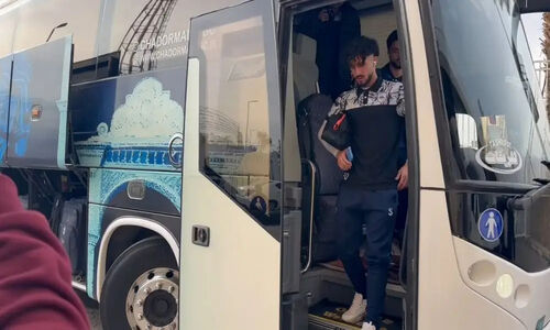 ورود هیجان‌انگیز کاروان چادرملو و استقلال خوزستان به ورزشگاه شهید نصیری یزد!