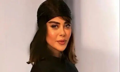 نگاهی ویژه به استایل حرفه‌ای بازیگران جوان نمایش «جشن» در پشت صحنه تماشاخانه ملک