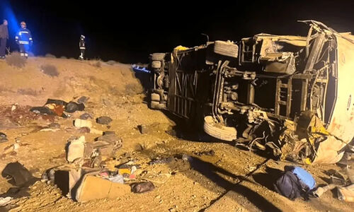 واژگونی وحشتناک اتوبوس مسافربری در جاده نطنز؛ ۱۳ جان باخته و ۴۰ مجروح در شب حادثه