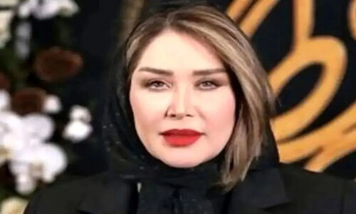 سارا منجزی‌پور با استایل خیره‌کننده در کافه؛ همسر محمد علیزاده همه را مات کرد!