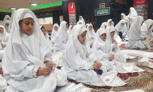 دانش‌آموزان آملی با هدیه‌ای کم‌نظیر، خشت کاشی صحن عقیله بنی‌هاشم(س) را تأمین کردند!