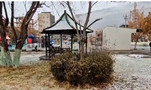 بارش برف غیرمنتظره در ماکو و بازرگان؛ پاییز با چهره زمستانی خداحافظی می‌کند!