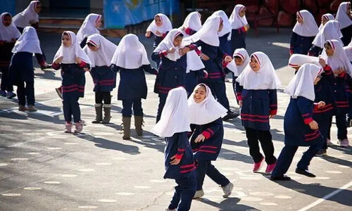 چرا آموزش‌وپرورش هنوز در دهه‌های گذشته گیر کرده؟ نگاهی که شادی دانش‌آموزان را محدود می‌کند!