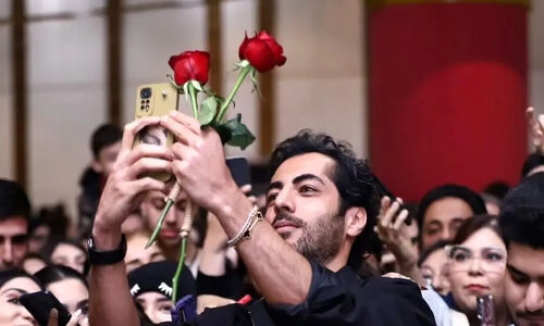 استقبال بی‌سابقه دختران جوان از اکران «بامداد خمار»؛ جیغ و درخواست سلفی با رحیم نجار در پردیس لوتوس مال!