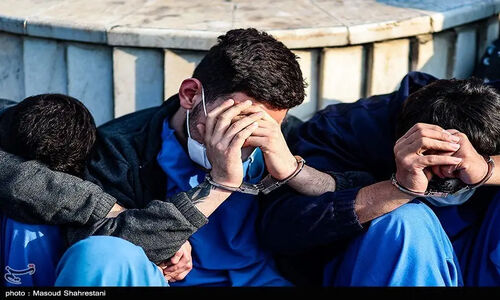 دستگیری دو اراذل حرفه‌ای که با موتورسیکلت اموال مردم را به یغما می‌بردند + فیلم