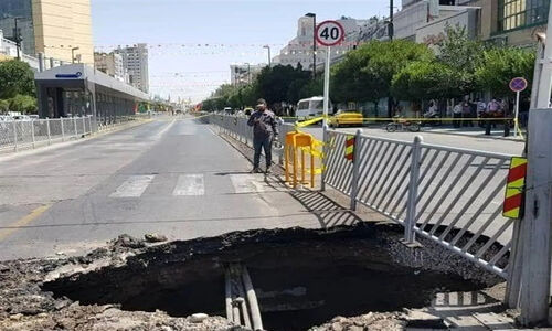 سقوط باورنکردنی پراید در چاه فرونشست زمین؛ لحظه‌های هولناک در ویدئو