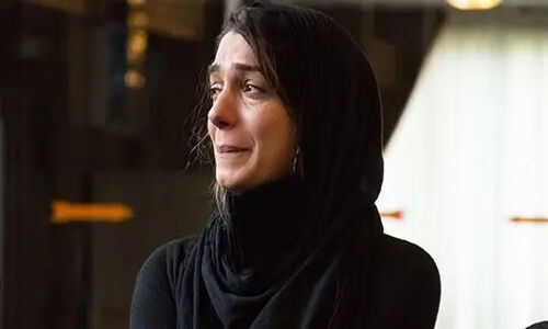 چهره غمزده امین زندگانی و الیکا عبدالرزاقی در مجلس ختم علی معلم؛ هنرمندی که سینما را متحول کرد