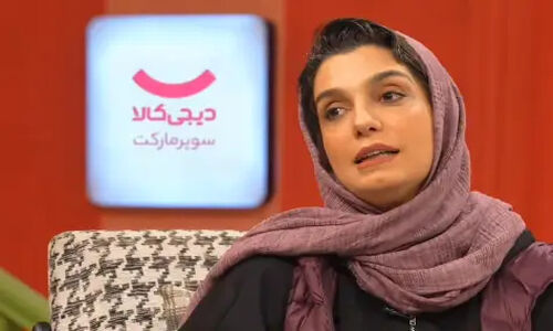 بارش سنگین برف در کاشان؛ ارتفاع برف به نیم متر رسید و راه‌ها مسدود شد!