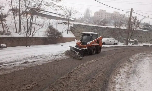 نیروهای برف‌روبی منطقه یک از شب گذشته در آماده‌باش کامل برای مقابله با نخستین برف پاییزی!