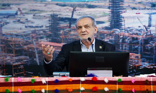 پزشکیان فاش کرد: چرا خودروهای دولتی نباید با کارت سهمیه بنزین سوخت‌گیری کنند؟