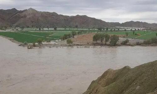 نجات معجزه‌آسا کشاورز گرفتار در سیلاب وحشتناک روستای گرو میناب