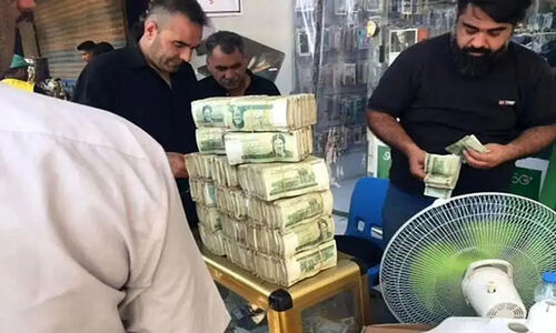 ویدیوی جنجالی فروش کیلویی پول ایران در صرافی‌های عراق وایرال شد!