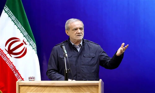 عطسه‌های مکرر پزشکیان در سخنرانی؛ حساسیت به گل‌ها جنجال‌ساز شد!
