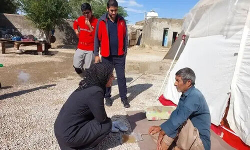 فداکاری بی‌نظیر بانوی پزشک لامردی در دل سیلاب جان‌ها را نجات داد