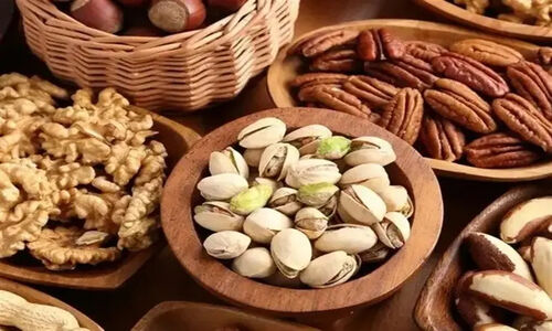بازار شب یلدا در ساری؛ گرانی بی‌رحم که شیرینی جشن را تلخ کرد!