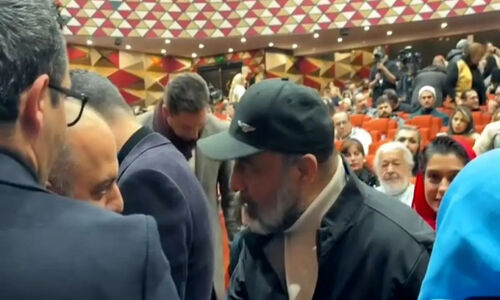 لحظه‌ای که عطاران در جشن حافظ رامبد جوان را غافلگیر کرد؛ واکنش‌ها دست به دست می‌چرخد!