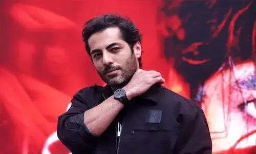 نوید پورفرج با استایل و کژوال در اکران سریال بامداد خمار