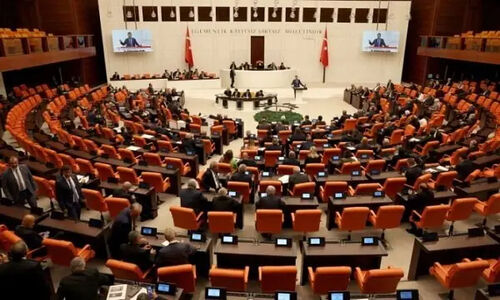 درگیری خونین در پارلمان ترکیه؛ جلسه بودجه ۲۰۲۶ به هم ریخت!