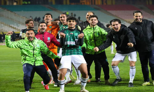 هواداران خیبر خرم‌آباد فرودگاه را به صحنه جشن پیروزی تبدیل کردند!