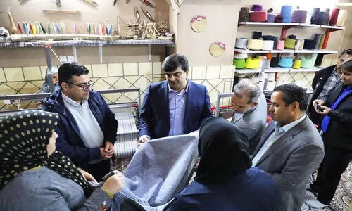 برای نخستین‌بار: پنج هنرمند اردکانی نشان ملی اصالت کاربافی را به دست آوردند!
