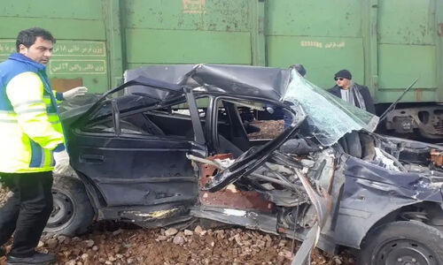 برخورد وحشتناک قطار با خودرو در شازند؛ یک جوان مصدوم شد