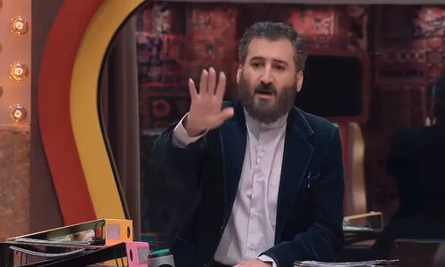 وحید آقاپور در قاب خانوادگی جشن حافظ؛ راز دیده شدن در کنار همسر و فرزندش چیست؟