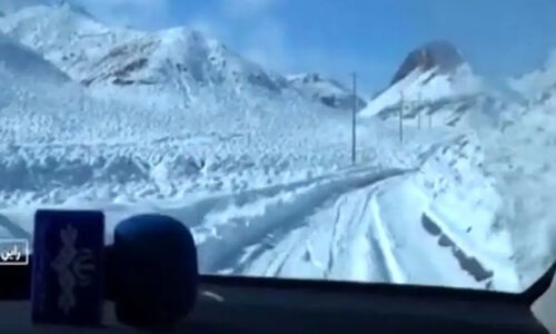 برف سنگین یک‌متری در ارتفاعات کرمان؛ امدادگران در خط اول نبرد با سرما!