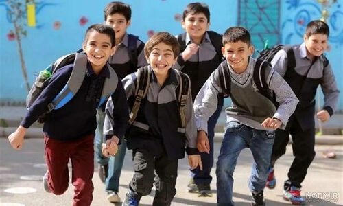 چالش ساده یک معلم که لبخند را به مدرسه هدیه کرد؛ واکنش‌های صمیمی و متفاوت دانش‌آموزان وایرال شد!