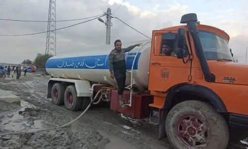 تانکرهای آستان قدس رضوی در دل سیلاب‌های سیریک، آب آشامیدنی را به سرعت به دست مردم رساندند!