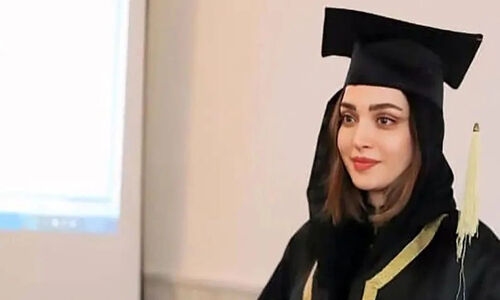 بهنوش طباطبایی با استایل دانشجویی و مدرک دکتری روان‌شناسی، سوژه داغ شبکه‌ها شد!