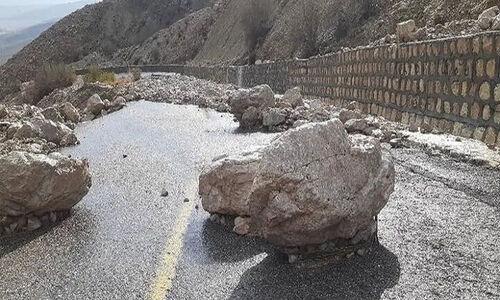 ریزش سنگ و خرابی جاده سیاهو؛ نیسان بار گوجه واژگون شد!