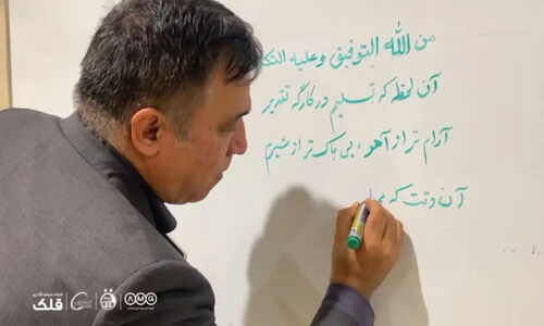 دل نوشته عجیب تاجرنیا روی وایت‌برد رختکن استقلال پس از پیروزی حساس مقابل المحرق!
