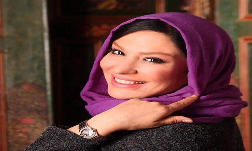 ساغر عزیزی در 48 سالگی با گریم شگفت‌انگیز؛ فرح پهلوی واقعی‌تر از همیشه در خیابان‌ها!
