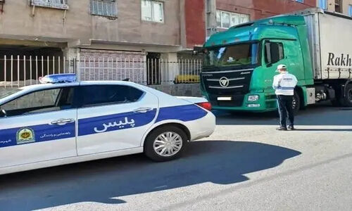کامیون ۱۰ چرخ با راننده نوجوان ۱۷ ساله در جاده اندیمشک به اهواز متوقف شد!