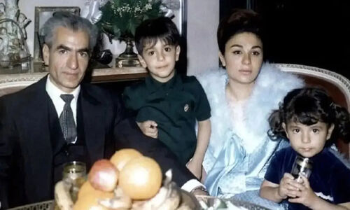 عکسی نایاب از فرح پهلوی با شاهزادگان در استخر کاخ نیاوران؛ سفری به سال 1345
