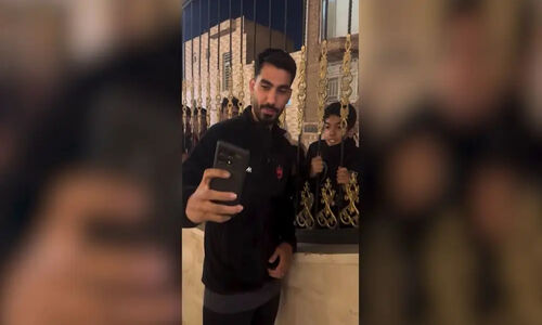 هواداران پرسپولیس در رفسنجان با بازیکنان محبوب‌شان عکس یادگاری گرفتند!