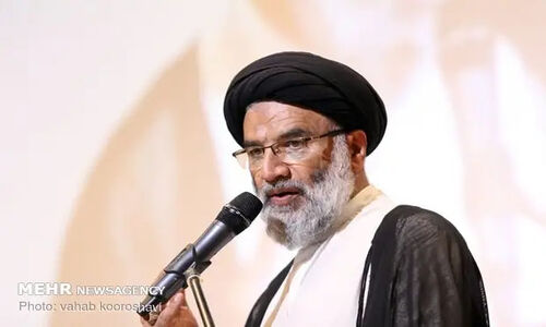 امام جمعه اهواز: مسئولان فقط با ساده‌زیستی می‌توانند درد مردم را درک کنند!