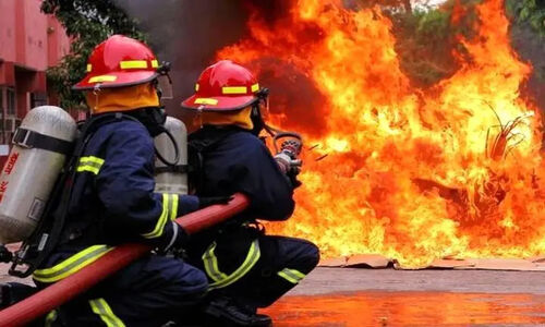 آتش‌نشانی کیش در اقدامی فوری، حریق خطرناک آشپزخانه بازار پردیس را مهار کرد