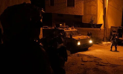 حمله وحشیانه نظامیان صهیونیست به منازل کرانه باختری؛ مقاومت جانانه فلسطینیان در برابر تجاوز